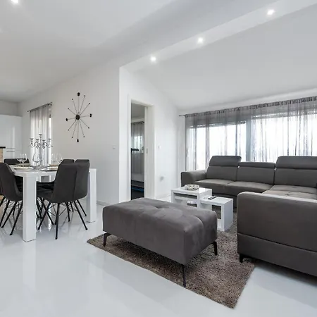 Apartman Nice Apartment In Maslenica *