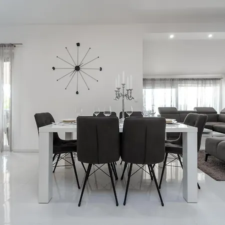 Nice Apartment In Maslenica Apartman