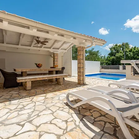 Nice Apartment In Maslenica Apartman *