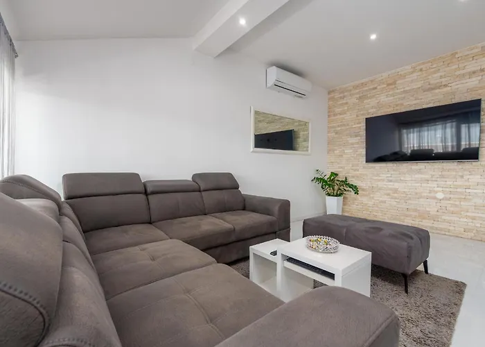 Lovely Apartment In Maslenica With Wifi *