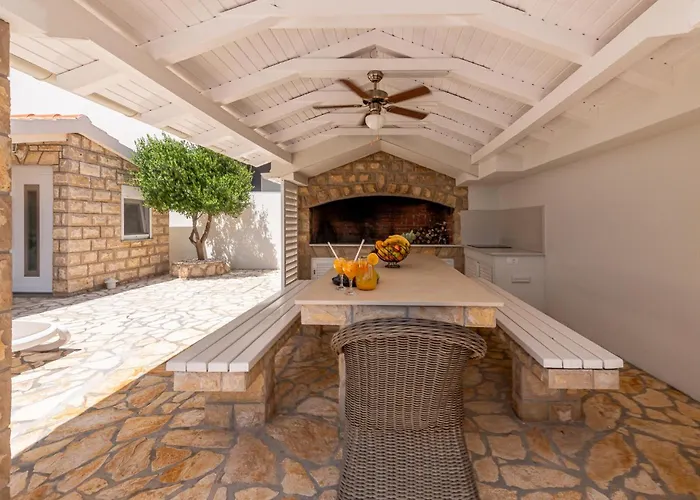 Lovely Apartment In Maslenica With Wifi