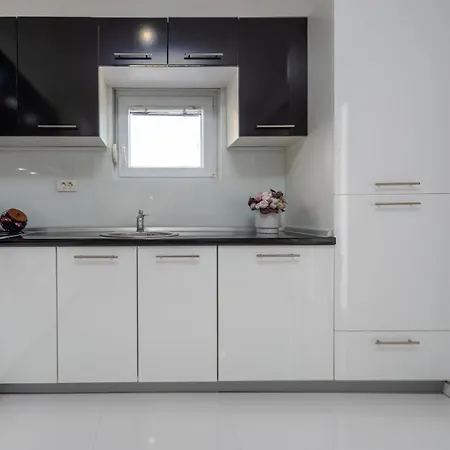 Apartamento Cozy In With Kitchen Maslenica