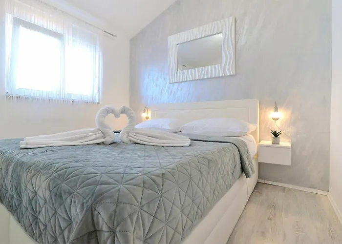Daire Lovely Apartment In Maslenica With Wifi