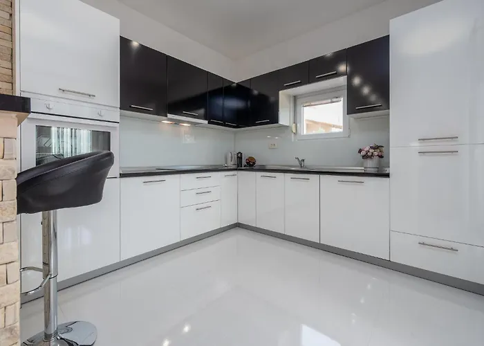 Daire Lovely Apartment In Maslenica With Wifi