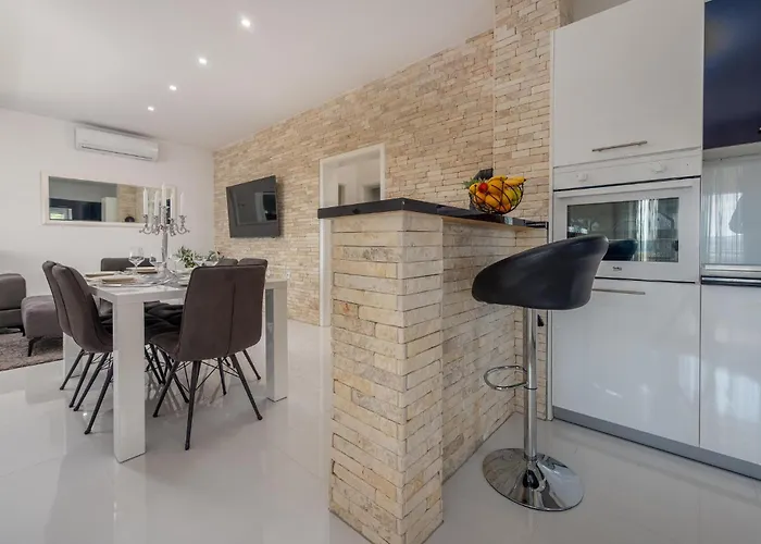 Lovely Apartment In Maslenica With Wifi Daire *