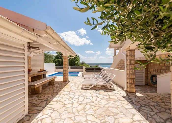 Daire Lovely Apartment In Maslenica With Wifi